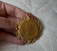 Aranyozott angol II. Elizabeth one penny medál csodás vintage ékszer