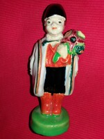 Antik jelzett magyar kerámia figura Vőfély szűrben virágcskorral 13 X 5 cm a képek szerint