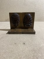 Fa könyvtámasz Kubából, helyi motívumokkal. 2673