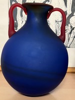Kobaltkék üvegváza piros peremmel és fülekkel, savmart felülettel, 21 cm magas