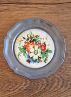 Kis ón tányér, közepén virágos porcelán  betét