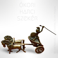 Ókori harcos két lovas harci szekéren - bronz szobor