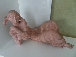 Tóth Vali nagyméretű fekvő kerámia szobor.