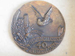 Felszabadulásunk 40.évfordulójára bronz emlékplakett