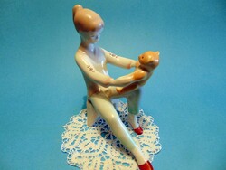Aquincumi porcelán kislány macival ritka festésű