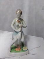 Hollóházi porcelán libát tömő lány