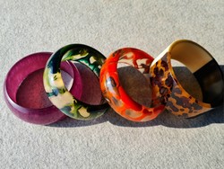 Vintage bakelit or plastics bangle bracelets 4 pieces