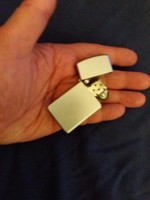 2001. KESKENY VÉGIG inox ELEGÁNS NŐI ZIPPO öngyújtó a képek szerint