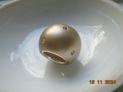 Nagyméretű matt arany bézs gömb medál csiszolt kis kövekkel,C.Schmedding "kinétikus ékszer"(?)