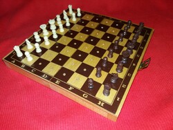 Régi utazó sakk készlet " be tűzős végű " rögzítésű bábúkkal HIÁNYTALAN a képek szerint