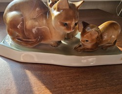 Zsolnay porcelán- Cica a kölykeivel. Kézzel festett.