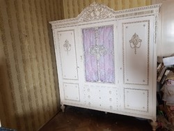 LEÁRAZVA!!! RAKTÁR ÜRÍTÉS!!! EGYEDI ANTIK FELÚJÍTOTT!! Rendkívül impozáns fehér hálószoba szekrény