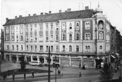 577 --- Futott képeslap  Szombathely - Köztársaság tér