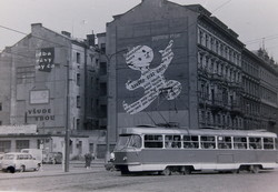Régi fekete fehér fotónegativ 1966-ból Prága, 10-es TÁTRA villamos