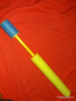 Szivaccsal bevont víz alá nem süllyedő "vizi puska" henger fröcsi strandjáték 42 cm a képek szerint