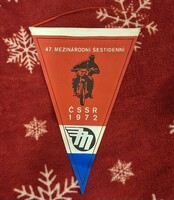 Sport zászló,  csehszlovák, 1972-ből, nemzetközi motocross versenyről. 21,5 cm hosszú
