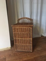 Régi nagy fonott tároló, szennyes-tartó fedeles vessző kosár