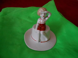 Kalapon ülő kislàny