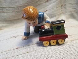 Villeroy&Boch porcelán karácsonyfadísz, vonattal játszó kisfiú