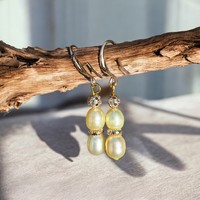 Fehér igazgyöngyökből készült rozéarany - rózsaarany színű fülbevaló, gyöngy ékszer igazgyöngy