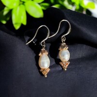 Fehér igazgyöngyökből készült rozéarany - rózsaarany színű fülbevaló, gyöngy ékszer igazgyöngy