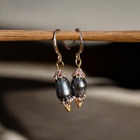 Fekete igazgyöngyökből készült rozéarany - rózsaarany színű fülbevaló, gyöngy ékszer igazgyöngy