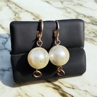 Fehér majorica gyöngyökből készült rozéarany - rózsaarany színű fülbevaló, gyöngy ékszer