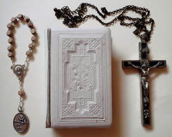 Vallási csomag: fém kereszt feszület korpusz Jézus Krisztus magyar antik biblia olvasó rózsafüzér