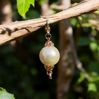 Fehér majorica gyöngyökből készült rozéarany - rózsaarany színű medál vagy charm, gyöngy ékszer