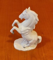 Ágaskodó paripa szobor