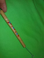 Régi VÁSÁROS BÚCSÚS "VÁSÁRFIA" népi mintás fa trillázó TÁROGATÓ síp furulya 12 cm a képek szerint