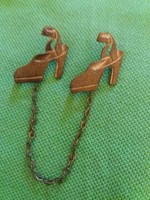 Retro körömcipő párt formázó láncos réz bizsu gomblyuk ruha összefogó bross állapot a képek szerint