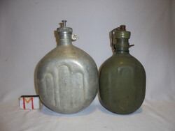 Két darab katonai kulacs együtt