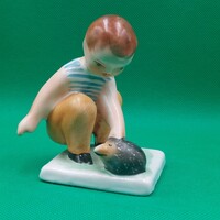 Bodrogkeresztúri kerámia Sünit simogató  kisfiú
