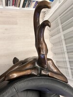 Egyedi bronz szobor, olasz bőrfotelhez készítve 1,3 m magas 1,2 m széles