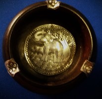 Gyönyörű keleti teakfa fém veretes elefánt domborműves díszes hamutartó 9 x 4 cm a képek szerint