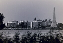 Régi fotónegatív szovjet hősi emlékmű és daruskocsi a háttérben 1950/60  B12/106