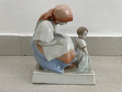 Zsolnay porcelán anya gyermekével Sinkó András terve figura szobor