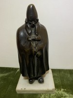 Bronz pipáját tömő juhász szobor