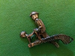 Régi humoros vicces pajzán ezüstözött műanyag kulcstartódísz KI MIT GONDOL a képek szerint