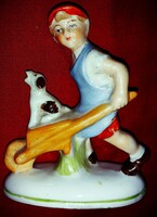 Antik német Sitzendorf porcelán figura Kislegény talicskával kutyával 10 cm a képek szerint