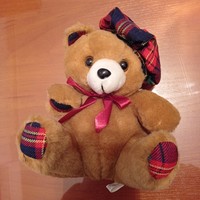 Kockás sapkájú kis plüss maci, mackó, 16 cm magas,