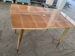 Retro bővíthető asztal,   ebédlöasztal teleszkópos lábakkal,   praktikus!
