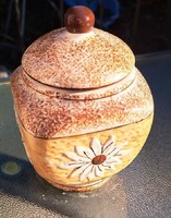 Art-deco stílusú kerámia cukortartó virág mintával.Mérete: 14 cm magas.