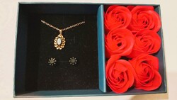 Rosegold Nyaklánc Fekete Ónix kő Medál 6db Rózsaszappan Ajándékdoboz/Táska +Fülbevaló Ékszerszett