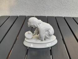 Zsolnay fehér búgócsigás kisfiú