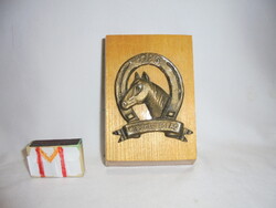 Emlék plakett: " Mezőhegyes Á.G. 1785 "