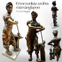 Fémmunkás szobra márványlapon 33 cm magas
