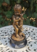 Nyuszit kapott a kisfiú - bronz szobor