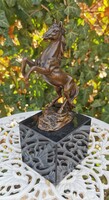 Ágaskodó ló - bronz szobor